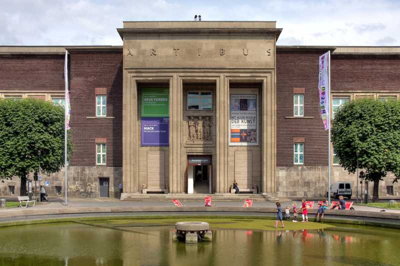 File:Museum Kunstpalast - Eingang Ostflügel und Brunnen (test2).jpg